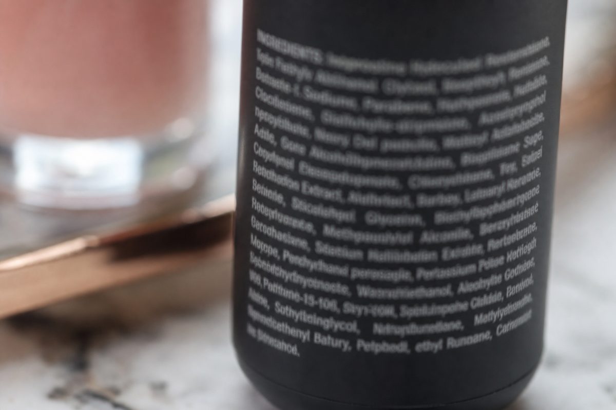 Detalle de etiqueta de producto para uñas con lista de ingredientes INCI
