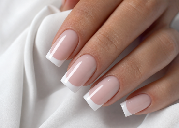 Uñas acrílicas con francesa blanca y acabado brillante