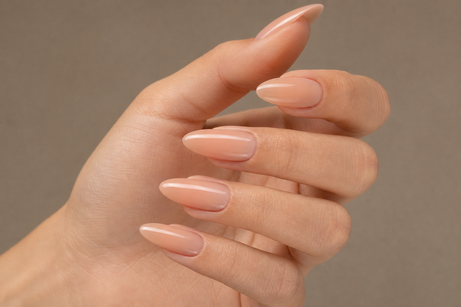 Manicura con extensiones de uña en tono nude natural